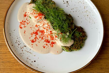 Оладьи из шпината и цукини со сливочным соусом