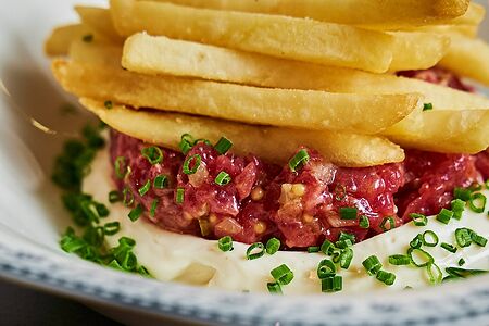 Тартар из говядины с трюфельным фри и пармезаном