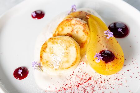 Сырники с грушей и джемом из брусники