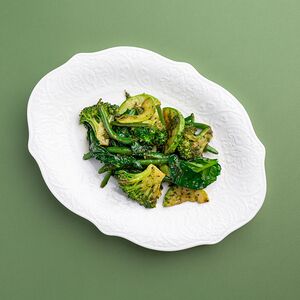 Зеленые овощи с соусом песто