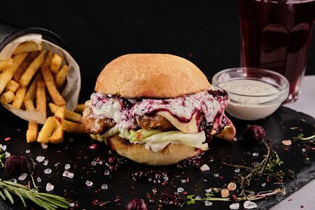 Бургер Курица-брусника