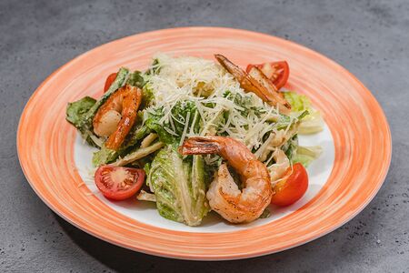 Салат Цезарь с креветками