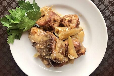 Свинина, жаренная с луком