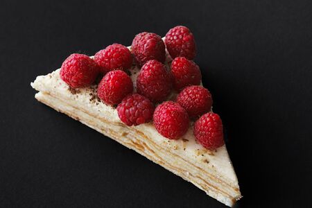 Торт с ванилью, сгущенкой и малиной