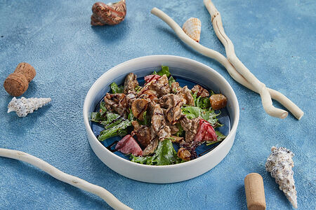 Теплый салат с говядиной и грибами