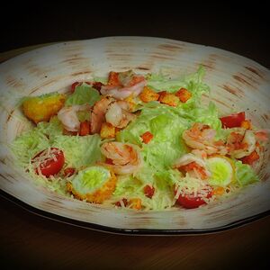 Салат Цезарь с креветками на гриле