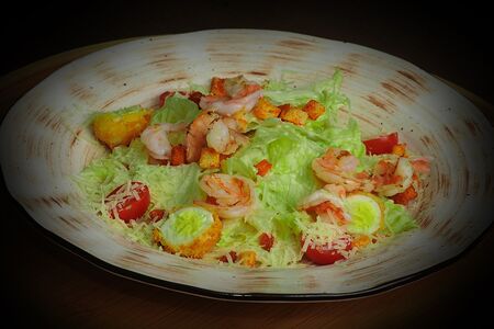 Салат Цезарь с креветками на гриле