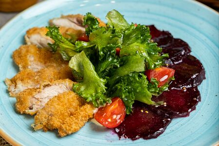 Салат с хрустящим цыпленком