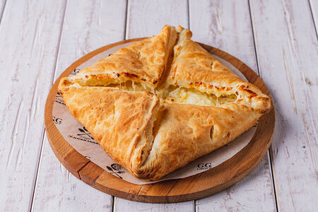 Хачапури из слоеного теста с сыром