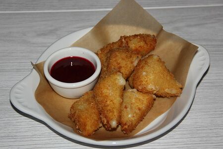 Сулугуни в панировке с клюквенным соусом