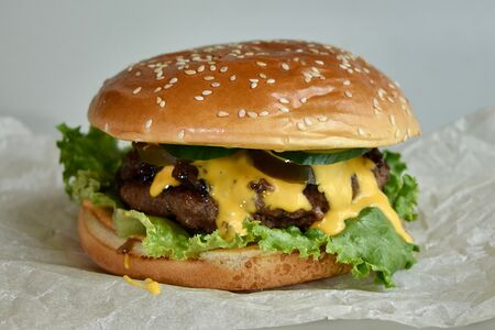 Бургер с острой говядиной