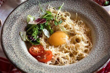 Спагетти в сливочном соусе с грудинкой