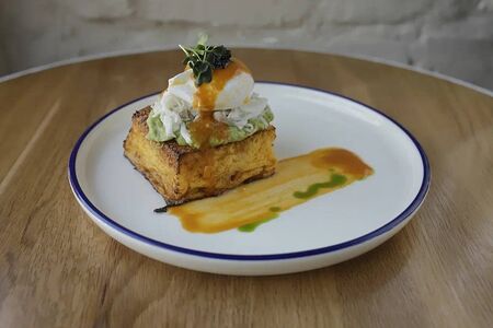 Бриошь с крабом и соусом бисквит