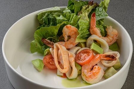 Салат с креветками, кальмарами и авокадо