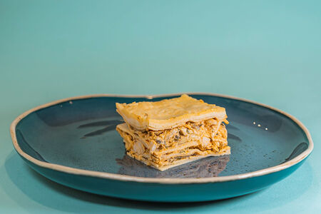 Блинный пирог с курицей и грибами