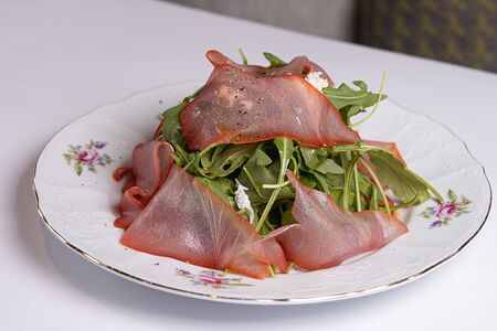 Салат с руколой и копченым тунцом