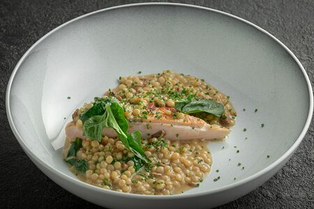 Цыпленок с птитимом и белыми грибами