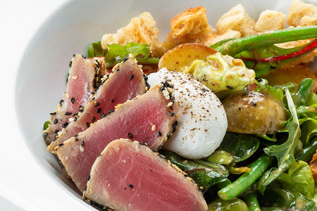 Половина салата Нисуаз с тунцом, яйцом пашот и анчоусами