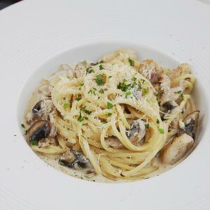 Паста с курицей и грибами