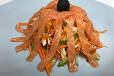 Салат с малосольной семгой