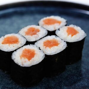 Ролл с лососем холодного копчения