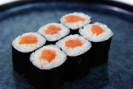 Ролл с лососем холодного копчения