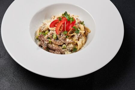 Паста с говядиной, зелёным горошком и трюфельным маслом
