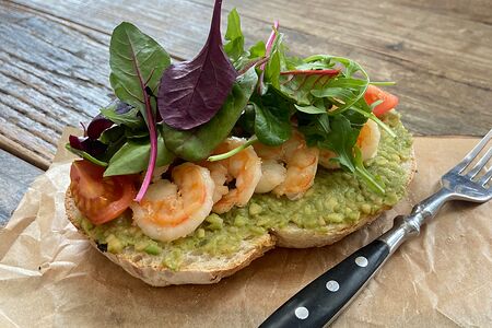 Брускетта с креветкой и гуакамоле