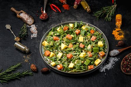 Салат с лососем, манго и авокадо