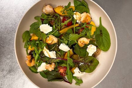 Салат с тигровой креветкой, нектарином и рикоттой