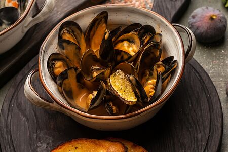 Мидии в соусе том-ям с креветкой