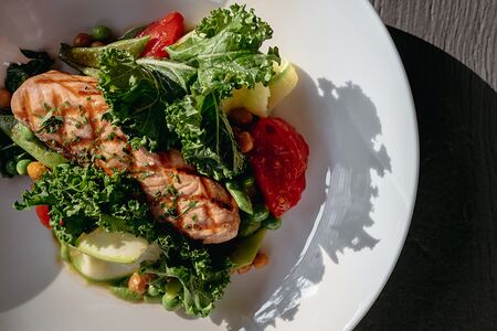 Лосось с зелеными овощами, томатами и нутом