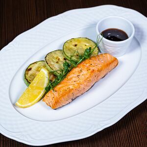 Стейк из лосося с кабачками гриль под соусом терияки