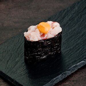 Спайси-суши с окунем