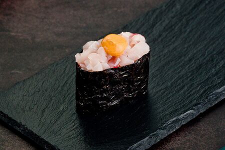 Спайси-суши с окунем