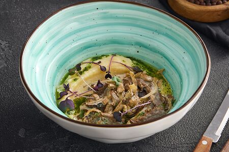 Бефстроганов с пюре и грибами шиитаки