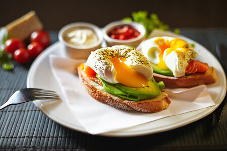 С сёмгой, авокадо и яйцом пашот