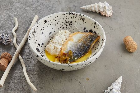 Сибас с соусом голландез и карамелью из сельдерея