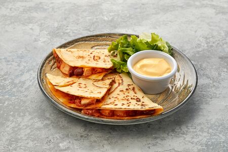 Кесадилья с курицей и фасолью