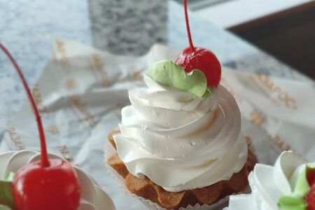 Корзинка с вишней