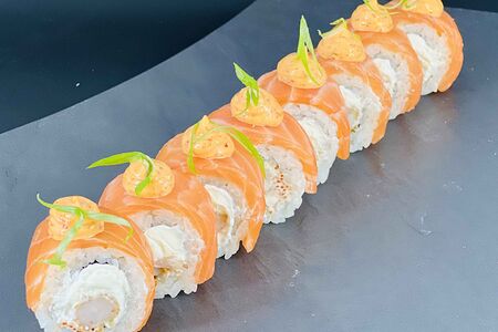Ролл Филадельфия люкс с лососем, креветками и икрой тобико