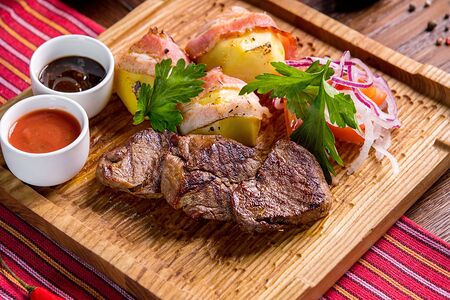 Фирменные медальоны с картофелем в беконе