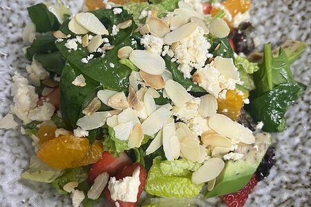 Салат с авокадо, мандаринами и шпинатом