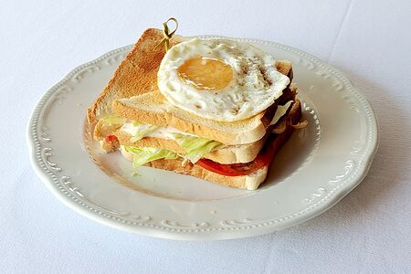 Сэндвич с курицей и яичницей