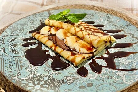 Блинчик с бананом, ореховой пастой и шоколадом