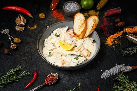 Морепродукты в сливочном соусе