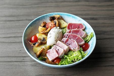 Теплый салат с тунцом, овощами и яйцом пашот