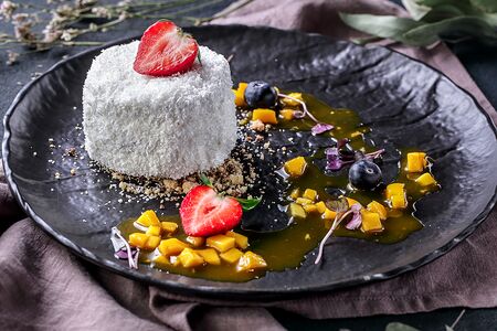 Рафаэлло с соусом манго