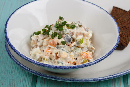 Салат Оливье со слабосоленой сельдью