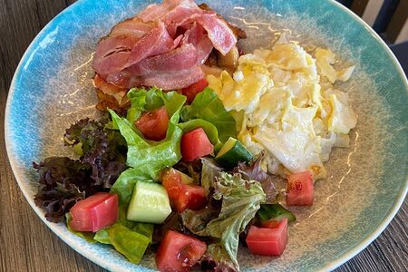 Картофельный драник с беконом и скрэмблом